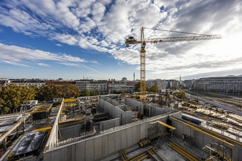 Großbaustelle in Wien mit Kran – Neubau und Rohbau DEZET BAU